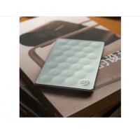 希捷（Seagate）Ultra slim睿致1T/2T移動(dòng)硬盤2.5英寸 9.6mm USB3.0 1T （STEH1000300）銀色 標(biāo)配送防震包
